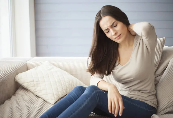 Chica con dolor de cabeza y dolor de espalda . —  Fotos de Stock