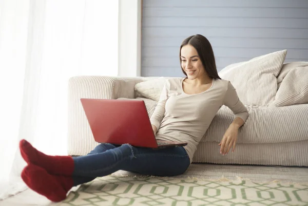 Donna che lavora sul computer portatile a casa — Foto Stock