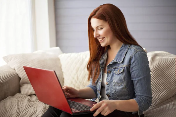 Donna che lavora sul computer portatile a casa — Foto Stock