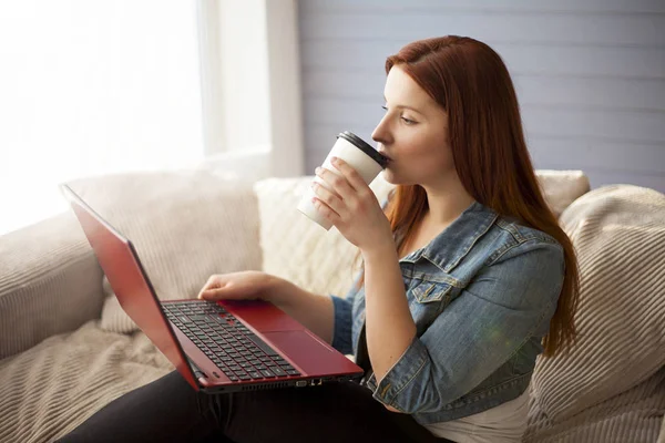 Donna con tazza di caffè e laptop — Foto Stock