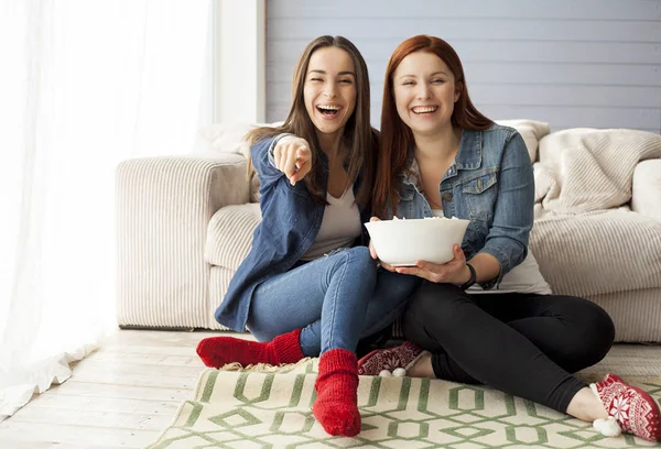 Usmíval se kamarádky s popcorn — Stock fotografie