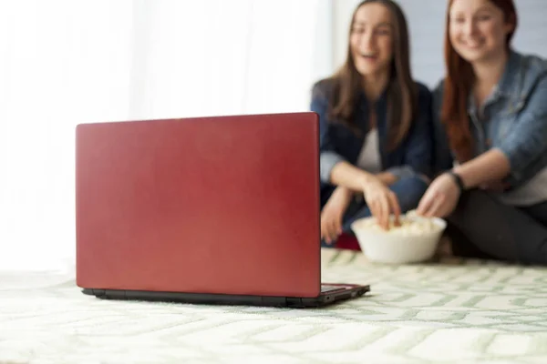 Amiche che guardano un computer — Foto Stock