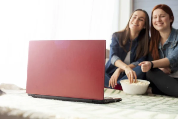 Amiche che guardano un computer — Foto Stock