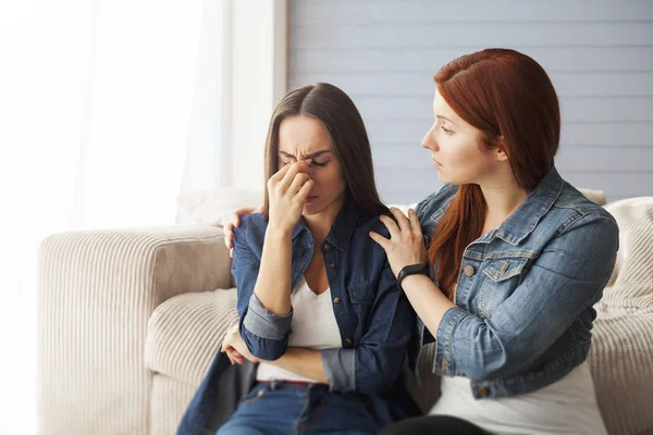 Woman  Comforting Unhappy Friend — Stock Photo, Image