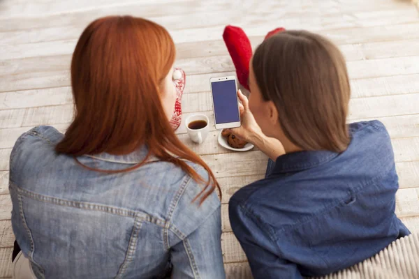 Mujeres amigas divirtiéndose con café —  Fotos de Stock