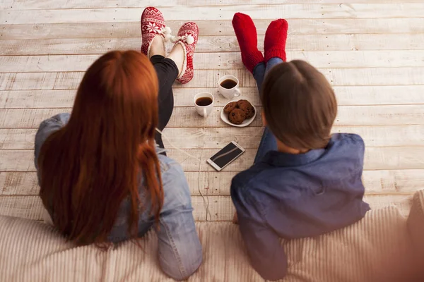 Mujeres amigas divirtiéndose con café — Foto de Stock