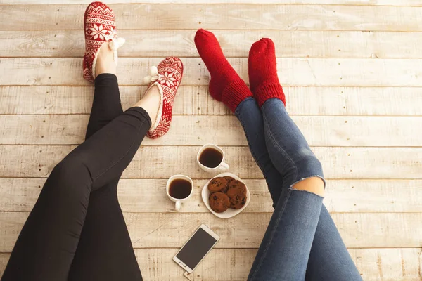 Mujeres amigas divirtiéndose con café — Foto de Stock