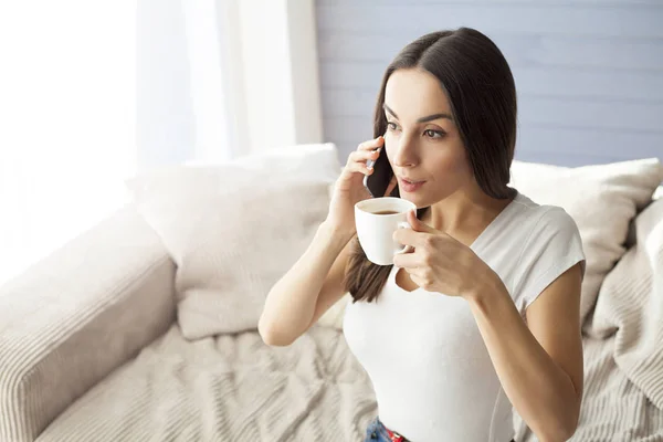 Mobile tarafından konuşma ve kahve içme kadın — Stok fotoğraf