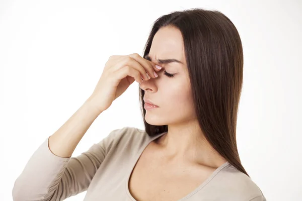 Porträt einer jungen Frau mit Kopfschmerzen — Stockfoto