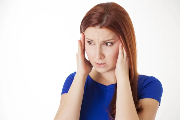 Женщина с головной болью держит голову — стоковое фото