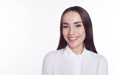 mutlu bir kadın beyaz gömlek