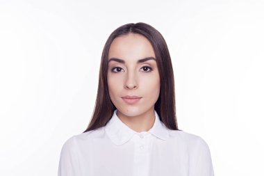 Beyaz gömlekli ciddi kadın