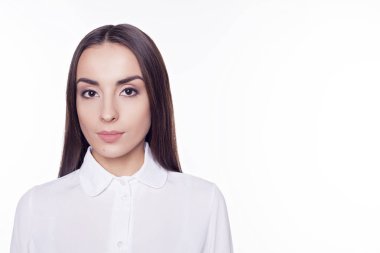 Beyaz gömlekli ciddi kadın