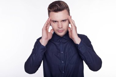 Mavi tişörtlü adam