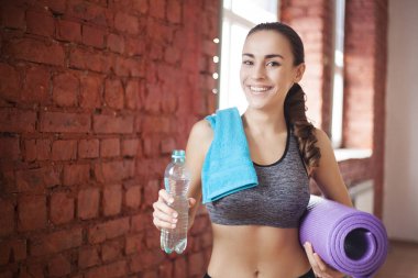 kadın holding şişe