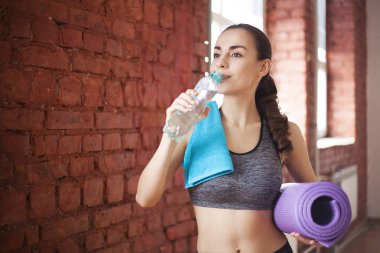 güzel kadın içme suyu