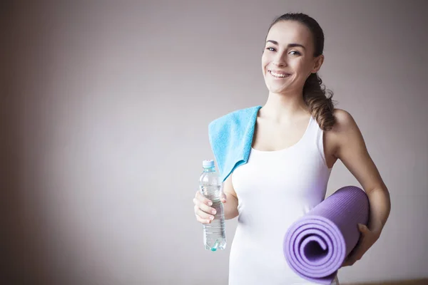 Femme tenant bouteille avec de l'eau — Photo