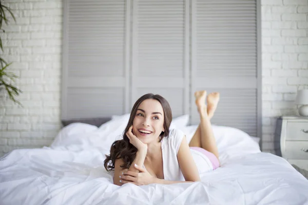 Красива жінка в ліжку — стокове фото