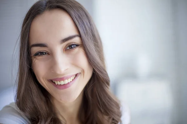 Porträt einer lächelnden Frau — Stockfoto