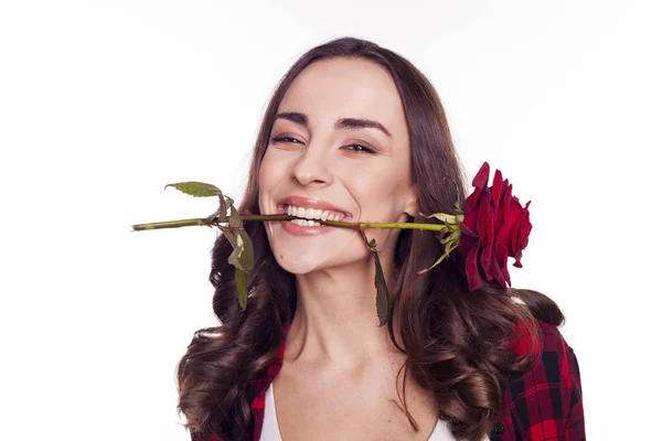 Šťastná žena hospodářství červený květ — Stock fotografie