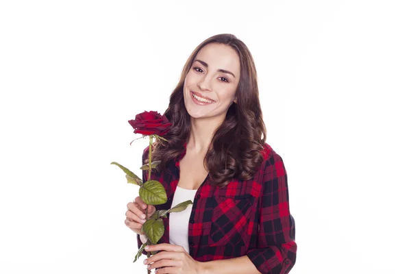 ผู้หญิงที่ถือดอกไม้สีแดง — ภาพถ่ายสต็อก
