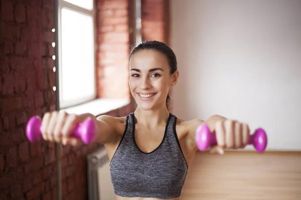 Femme en bonne santé avec haltères — Photo