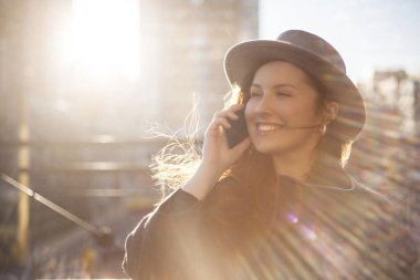 Akıllı Telefonla Konuşan Genç Kadın 