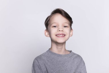 Gülümseyen küçük çocuk