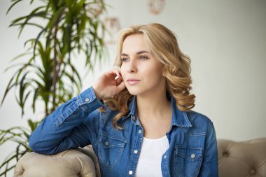 Genç çekici kadın.