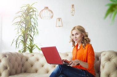 Dizüstü bilgisayar kullanan genç kadın 