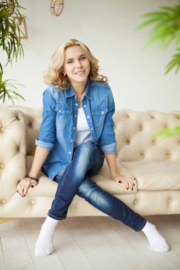 Genç çekici kadın.