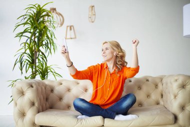 Genç kadın müzik dinliyor.