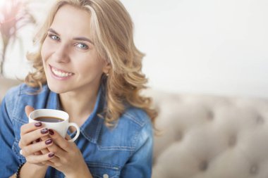 Genç bayan çay içiyor.