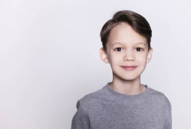 Gülümseyen küçük çocuk