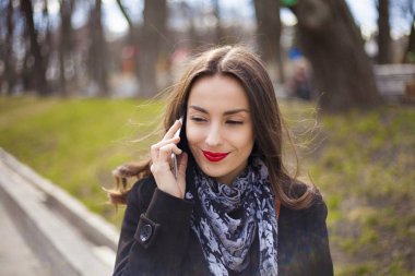 Akıllı Telefonla Konuşan Kadın