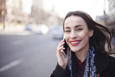 Akıllı Telefonla Konuşan Kadın