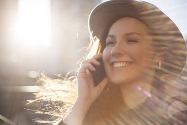 Akıllı Telefonla Konuşan Genç Kadın 