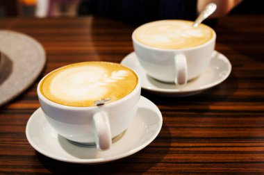 Masada iki bardak kapuçino.