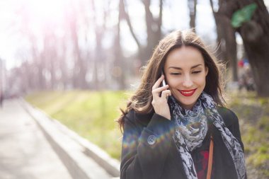 Akıllı Telefonla Konuşan Kadın