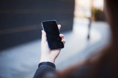 Akıllı telefon tutan kadın