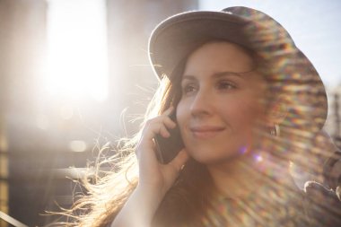 Akıllı Telefonla Konuşan Genç Kadın 