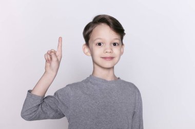 küçük çocuk parmağıyla işaret