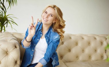 Kadın gösteren zafer jest