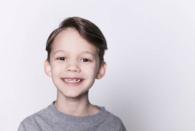 Gülümseyen küçük çocuk 