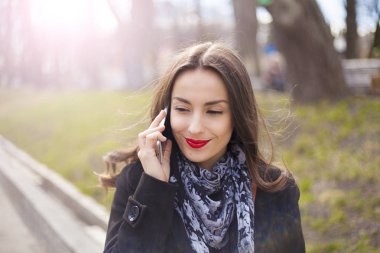 Akıllı Telefonla Konuşan Kadın