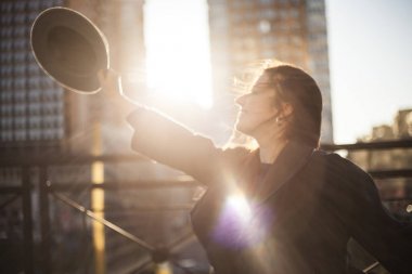 Şapkalı genç kadın.