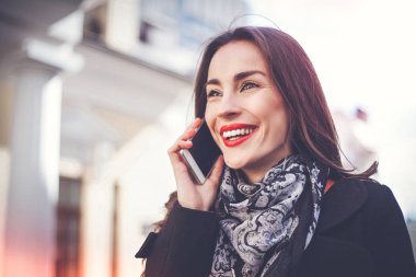 Akıllı Telefonla Konuşan Kadın