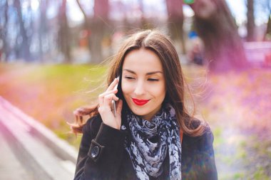 Akıllı Telefonla Konuşan Kadın