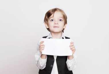 küçük çocuk holding boş kartı