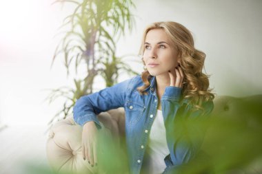 Genç çekici kadın.